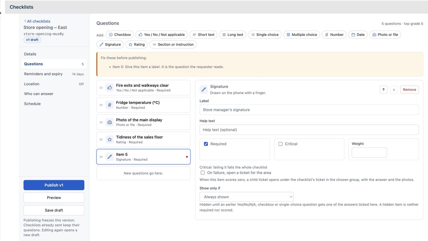 O construtor do Checklists: a lista de perguntas à esquerda, os tipos de item no alto e, à direita, a configuração do item de assinatura selecionado, com Obrigatório, Crítico, Peso, um ticket na falha e uma regra Mostrar somente se.