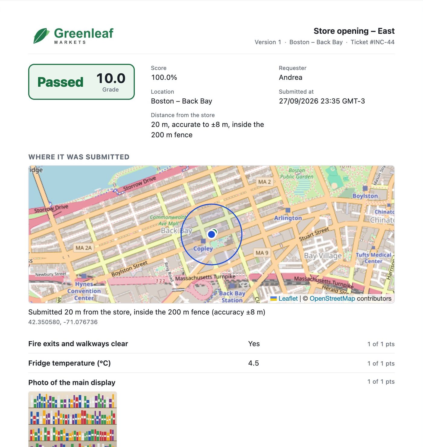 O relatório impresso do checklist de abertura da Greenleaf Markets em Boston Back Bay: aprovado com nota 10.0, um mapa mostrando o envio a 20 metros da loja, dentro da cerca de 200 metros, e as respostas com seus pontos.