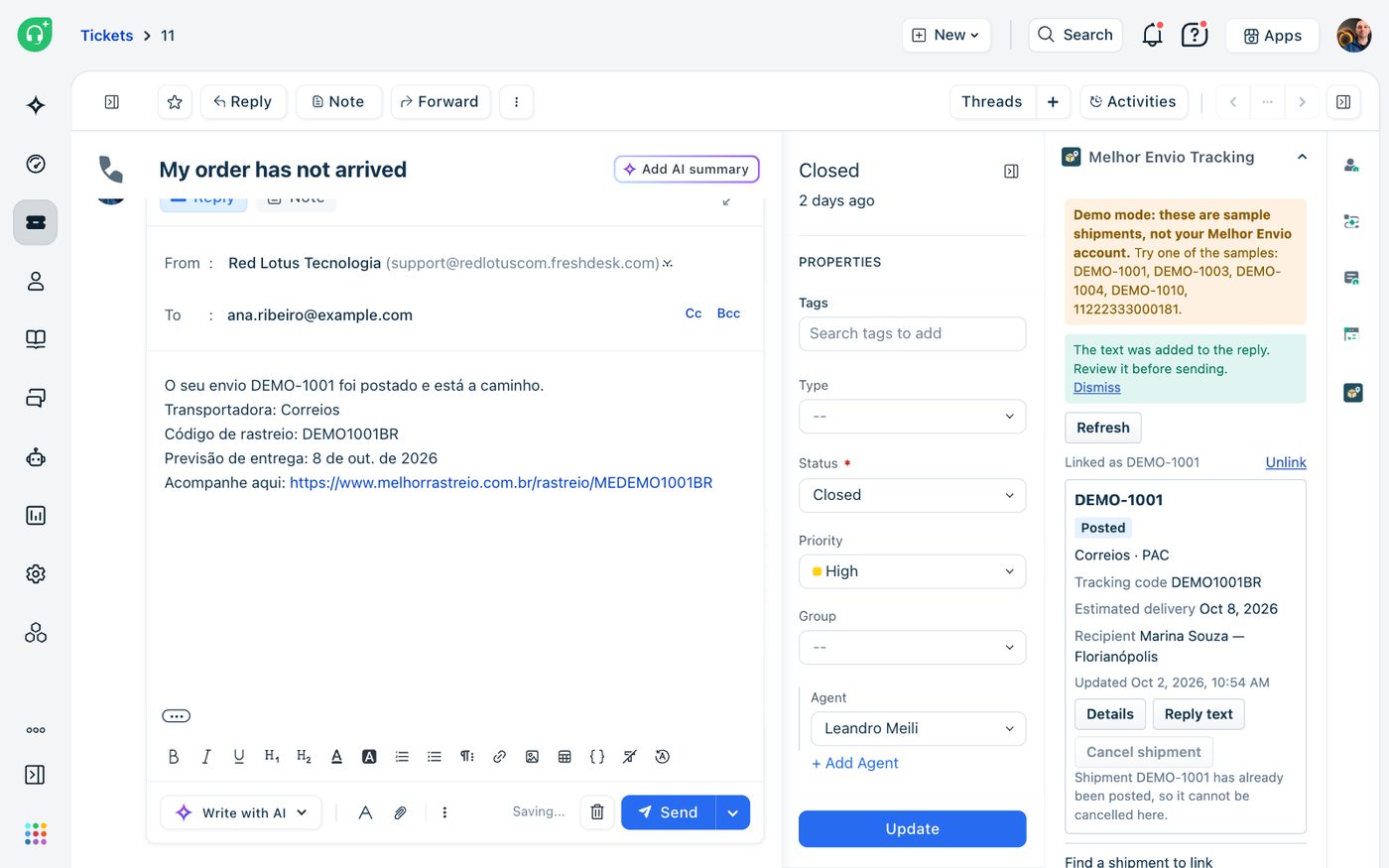 El editor de respuesta de Freshdesk con un mensaje de estado en portugués para el cliente, y un aviso en la app que dice que el texto se agregó a la respuesta.