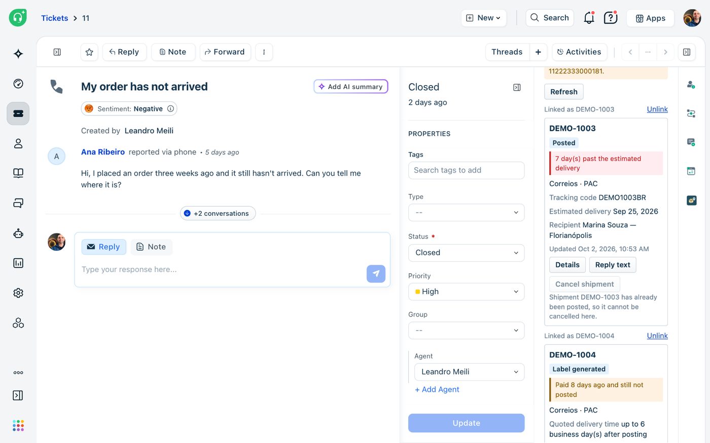 La barra lateral de la app con dos envíos vinculados: DEMO-1003, despachado y siete días después de la fecha estimada de entrega, y DEMO-1004, una etiqueta pagada hace ocho días y todavía no despachada.