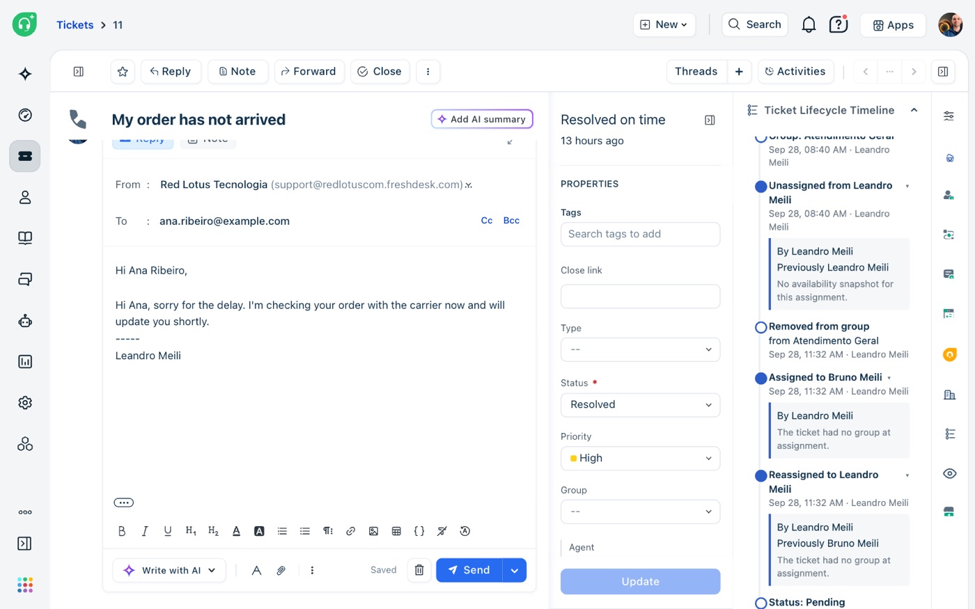 A linha do tempo na barra lateral do Freshdesk com três atribuições abertas, cada uma mostrando quem fez e com quem o ticket estava antes.