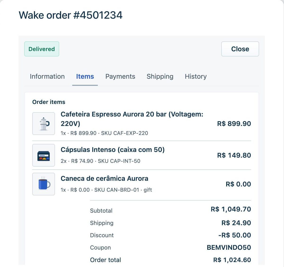 La ventana del pedido en la pestaña Artículos, con tres productos, su foto, su SKU y su precio, uno de ellos de regalo, y después subtotal, envío, descuento, el cupón BEMVINDO50 y el total.