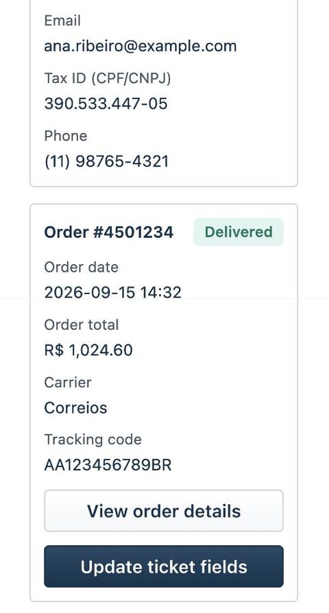 La barra lateral desplazada hasta la ficha del pedido 4501234, marcado como entregado, con fecha, importe, transportista, código de seguimiento y los botones para abrir el pedido y actualizar los campos del ticket.