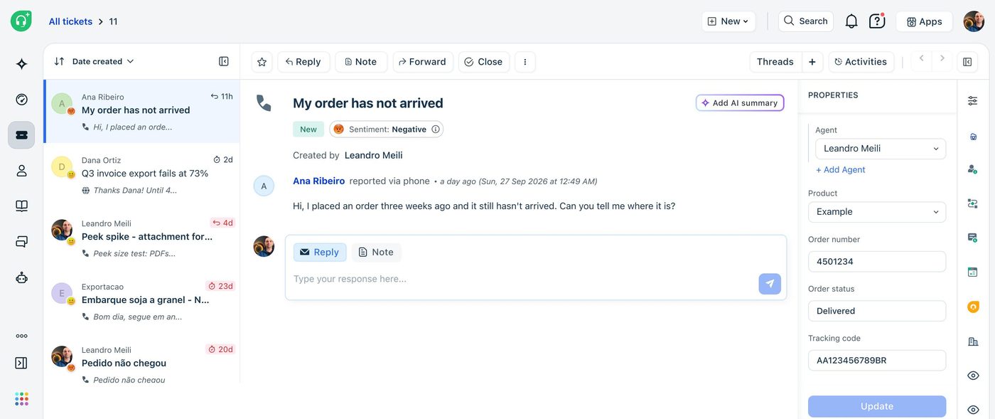 El panel de propiedades del ticket en Freshdesk con los campos personalizados de número de pedido, estado y código de seguimiento completados por la app.