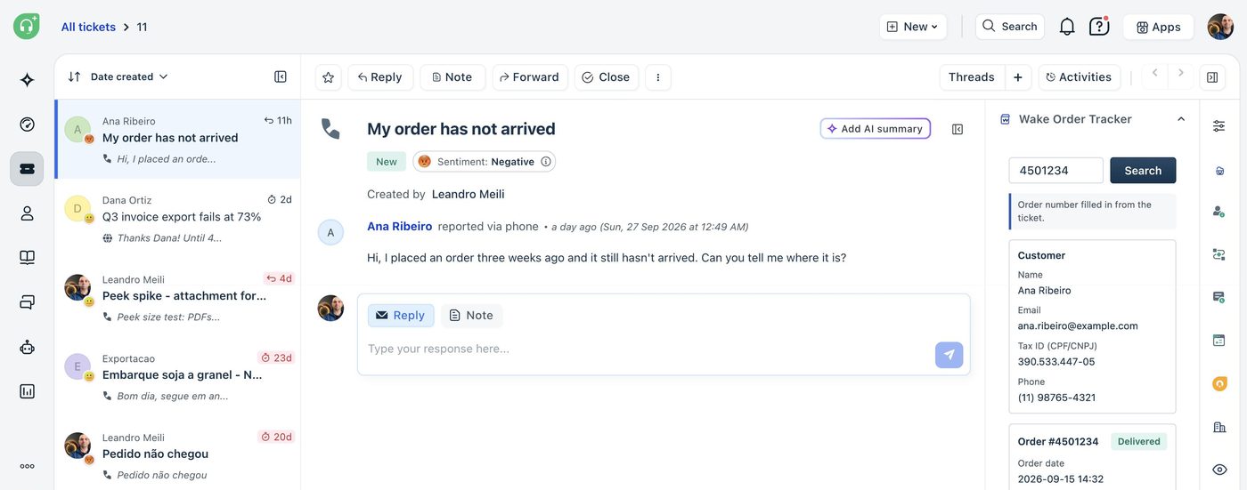 El panel de Wake Order Tracker abierto en la barra lateral de un ticket de Freshdesk, con la ficha de la clienta Ana Ribeiro y el comienzo del pedido 4501234 junto a la conversación.